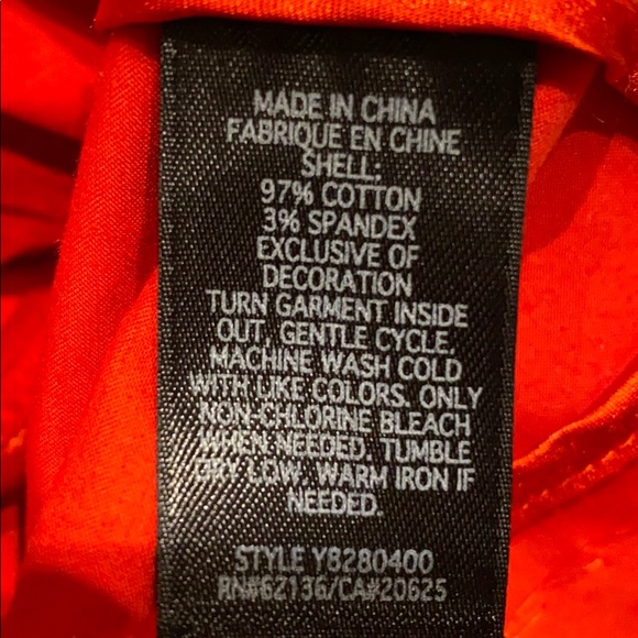 A beautiful top with buttons and belt from Guess. - Picture 4 of 5